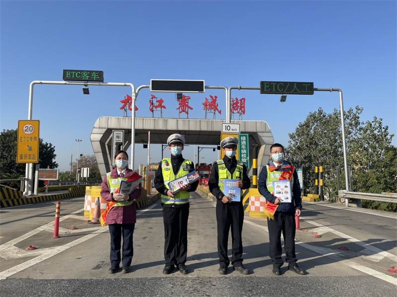 “全國(guó)交通安全日”，我們?cè)谛袆?dòng)！