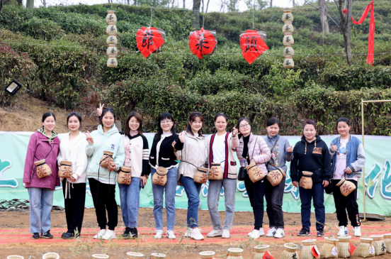 “展巾幗風采，品茶顏悅色”——江投路橋工會、九江二橋工會舉辦慶“三八”婦女節(jié)采茶活動