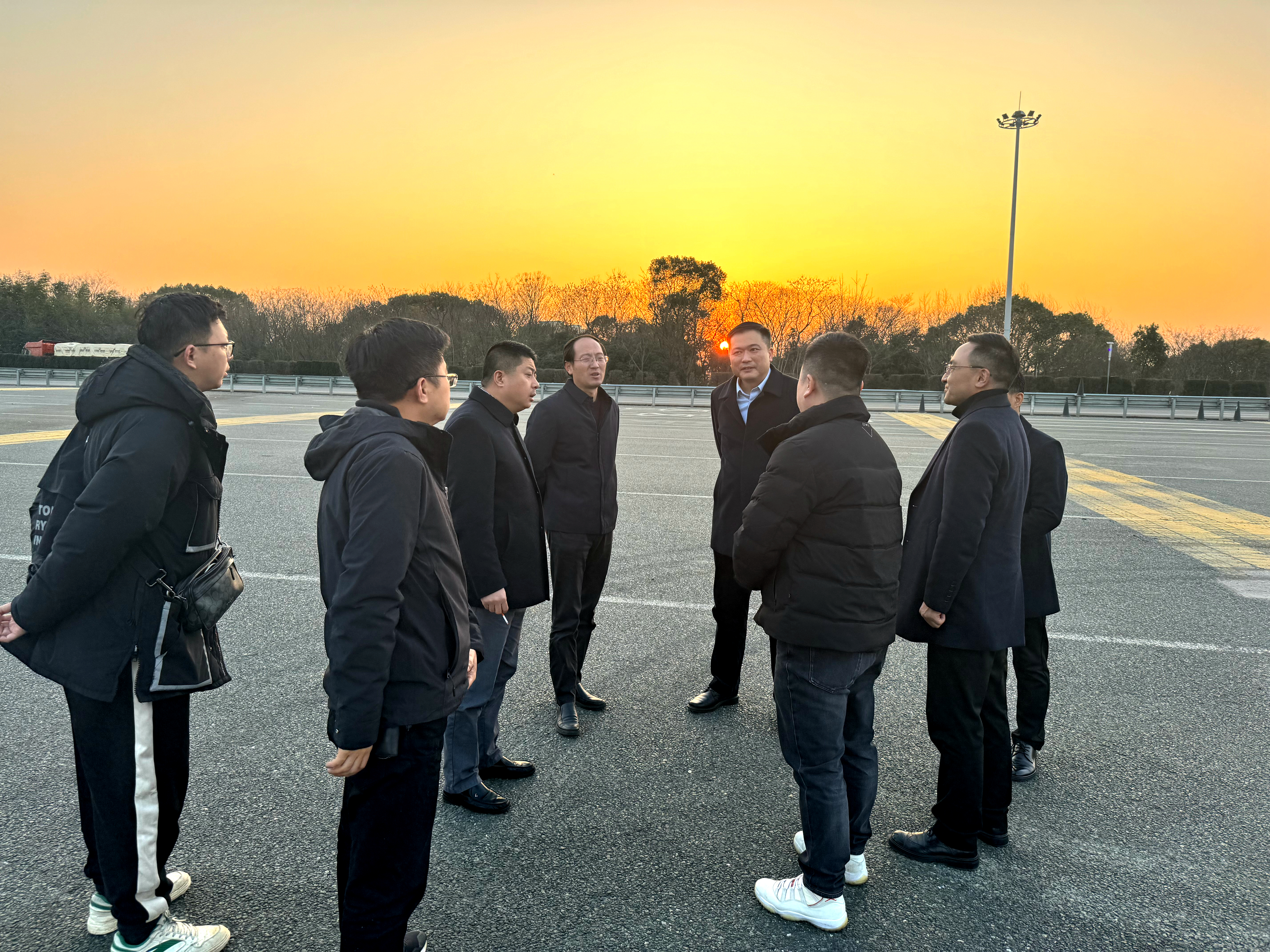 九江市經(jīng)開區(qū)黨工委委員、管委會(huì)副主任楊龍興一行到九江二橋調(diào)研